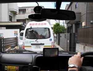 写真：介護車両の通行が困難な状態の画像