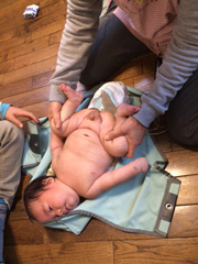 写真：すこやか赤ちゃん訪問での赤ちゃんのチェック1