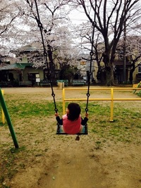 浜田山南公園のブランコに乗っている子どもの写真