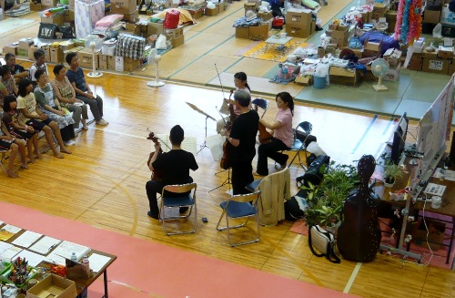 避難所で演奏をする日本フィルの写真