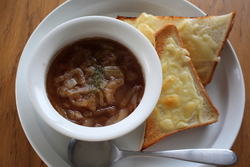 玉ねぎあめ色炒めのスープの写真