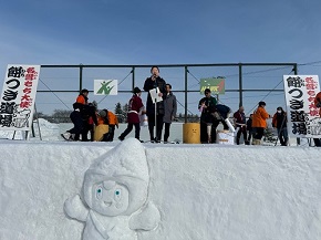 交流自治体の北海道名寄市で開催された「なよろ雪質日本一フェスティバル」、「ふうれん冬まつり」に参加し、来賓として挨拶しました。「なよろ雪質日本一フェスティバル」では、美しい雪像彫刻が展示される中、区長や名寄市長等がもちまきをしました。また、「ふうれん冬まつり」では、市民の方々が作製した雪像に対して杉並区長賞を表彰したほか、宝探しやトナカイそり遊びなどが実施され、それぞれのイベントは多くの方々で賑わいました。