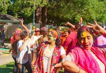 写真：ウィロビー市のホーリー祭りの様子