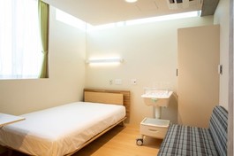 青木産婦人科セミダブル部屋のイメージ
