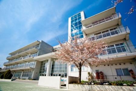 写真：井荻中学校の校庭から見た校舎