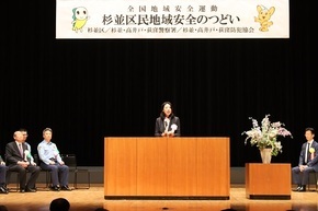 登壇する区長の様子1