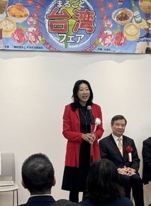 オープニングセレモニーで挨拶をする区長の様子