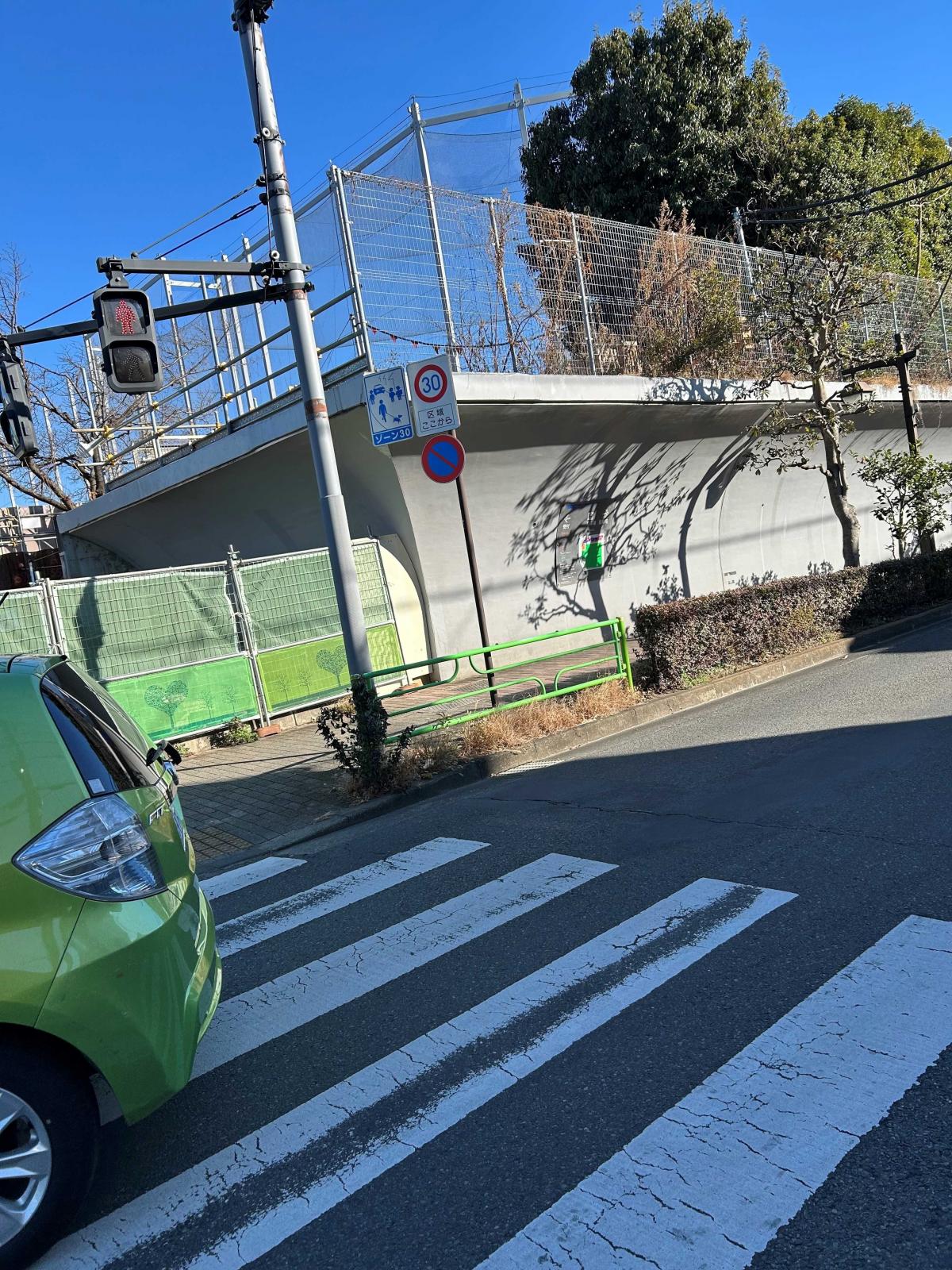 上井草スポーツセンターグランドの周りの厚い壁