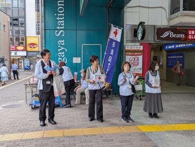 駅頭キャンペーンの様子