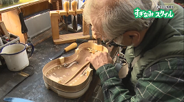 バイオリンを製作している様子