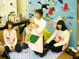 エプロンシアターをするおねえさん