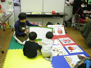 大型絵本に見入る子どもたち
