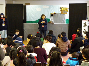 茜舎の人形劇を楽しみに集まった親子たち