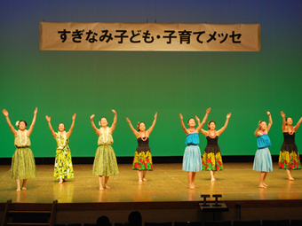 ホールでフラダンス