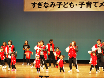 ホールでダンスを披露する親子