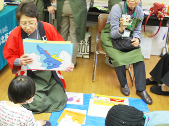 紙芝居を見る子ども