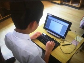 タブレット端末にキーボードをつなぎ、入力している様子
