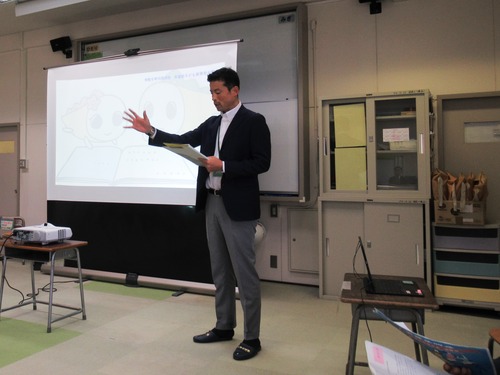 杉並区教育ビジョン2022について話す区職員の写真