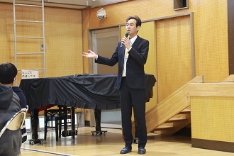 意見交換会の趣旨について話す区職員の写真