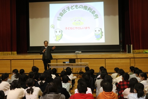 子どもの権利条例について話す講師の写真